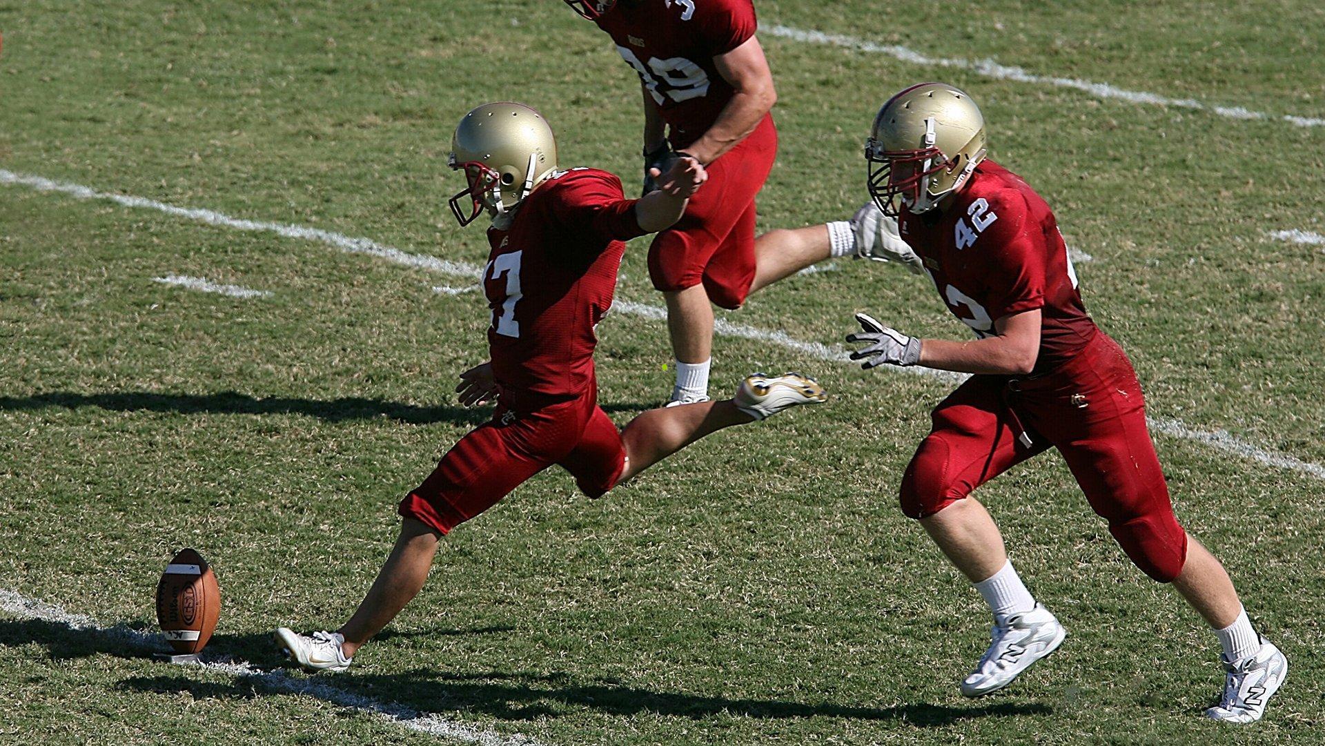 13分钟染红！十人埃弗顿绝境逆袭 曼联主场溃败成闹剧